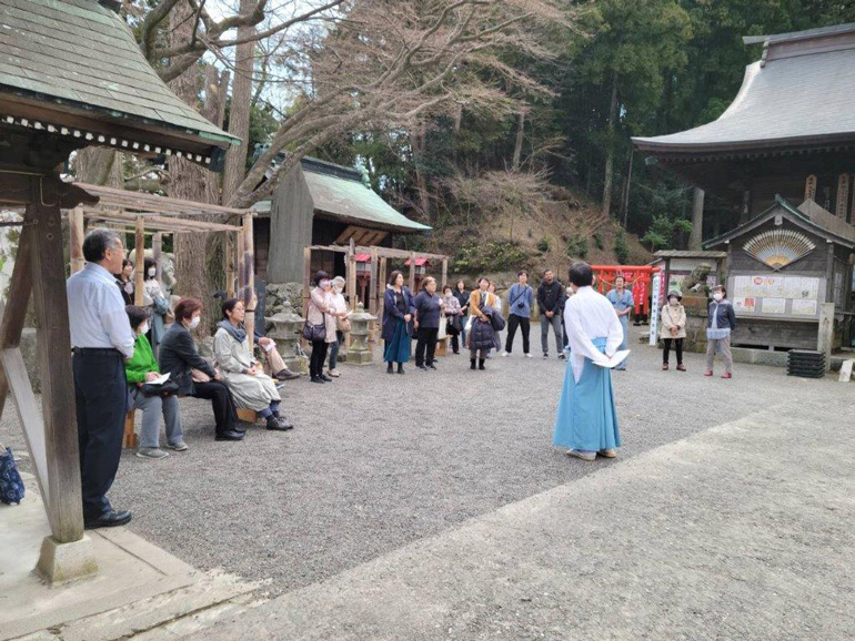 ①温泉神社参拝、佐波古禰宜による講話